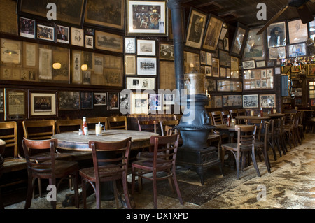 Birreria McSorley's Old Ale tubo nell'East Village. Con oltre cento anni in piedi, per la vera e propria birra è superato secondo il suo proprietario, presidenti, residenti, gli autori e i ladri e hanno sollevato i loro drink e hanno fornito pronunciando la frase "Da Nizza o andare lontano." funziona dal 1854. Questo bizzarro bar dove si fanno propria la birra è un buon posto dove fermarsi lungo la strada e godere di un buon pesce (7-10 U.S. $), zuppa o panini 3.5 U.S. $ 4 U.S. $ accompagnata da una autentica birra fredda. Foto Stock