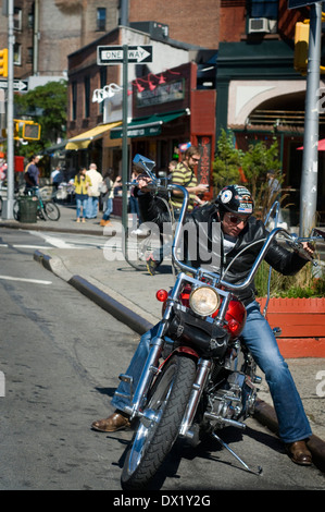 Un biker nel quartiere di Greenwich Village. È stata la casa della Beat Generation degli anni cinquanta, i hippies negli anni sessanta e la Foto Stock