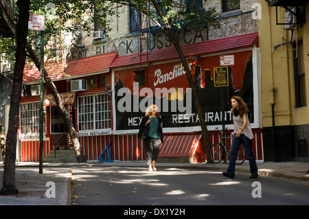 Fat Black Pussycat Sito in Greenwich Village. Solo i resti di vernice sull'acciottolato della parte superiore del segno di Panchito's Me Foto Stock