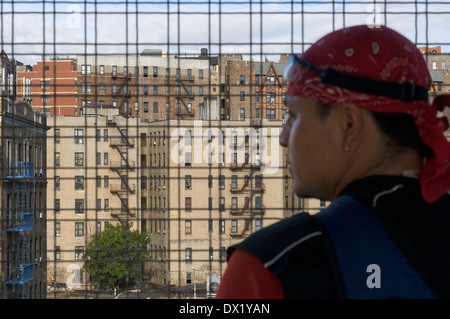 Case tipiche visto da un Bronx stazione della metropolitana. Il Bronx è una delle zone più caratteristiche della città di New York Foto Stock