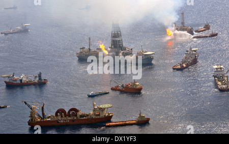 La scrematura di olio le navi che operano in tutto il sito del Deepwater Horizon disaster come nave di perforazione scopritore Enterprise burns off gas dalla testa del pozzo 26 giugno 2010 nel Golfo del Messico. Foto Stock