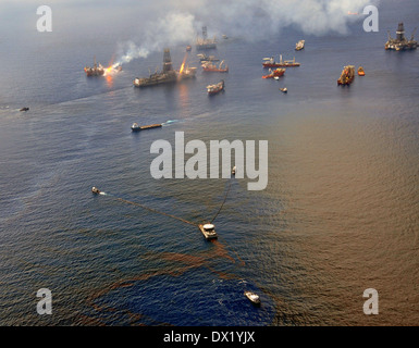La scrematura di olio le navi che operano in tutto il sito del Deepwater Horizon disaster come nave di perforazione scopritore Enterprise burns off gas dalla testa del pozzo 26 giugno 2010 nel Golfo del Messico. Foto Stock