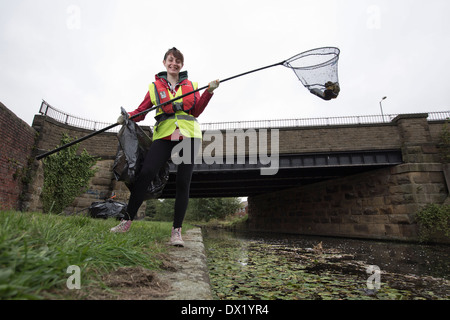 Amy Irwin (18) da Litherland, Liverpool, chi è protagonista di un nuovo canale adozione, il gruppo Ford Alzaia azione Team. Foto Stock