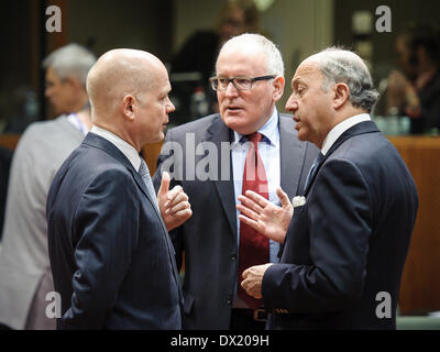 Bruxelles, Belgio. Il 17 marzo 2014. (L-R) Segretario degli esteri britannico William Hague, ministro degli affari esteri olandese Frans Timmermans e il ministro degli Esteri francese Laurent Fabius all'inizio dei Ministri degli Esteri dell' Unione europea Consiglio sulla situazione in Ucraina a livello europeo la sede del Consiglio a Bruxelles, in Belgio il 17.03.2014 i ministri degli esteri della UE sono dovute a discutere di ulteriori sanzioni contro la Russia dopo una mosca-backed referendum in Crimea sostenuto un gruppo dall'Ucraina. Credito: dpa picture alliance/Alamy Live News Foto Stock