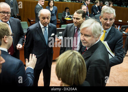 Bruxelles, Belgio. Il 17 marzo 2014. (L-R) estone di ministro degli affari esteri Urmas Paet, ministro degli affari esteri olandese Frans Timmermans, il ministro degli Esteri francese Laurent Fabius, Radoslaw Sikorski, ministro degli Affari Esteri polacco, finlandese degli Affari Esteri Erkki Tuomioja, Carl Bildt Ministro degli esteri svedese all'inizio dei Ministri degli Esteri dell' Unione europea Consiglio sulla situazione in Ucraina a livello europeo la sede del Consiglio a Bruxelles in Belgio sul credito 17.03.2014: dpa picture alliance/Alamy Live News Foto Stock