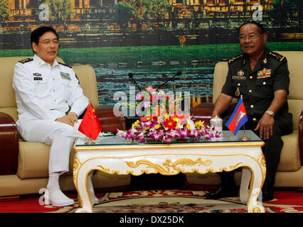 Phnom Penh Cambogia. Xvii Mar, 2014. Sun Jianguo (L), vice capo di stato maggiore generale del popolo cinese della Esercito di liberazione e di presidente della Cina Istituto Internazionale per gli studi strategici, risponde con Royal cambogiano di forze armate (RCAF)'s commander-in-chief gen. Pol Saroeun in Phnom Penh Cambogia, Marzo 17, 2014. Cambogiano cinese e alti funzionari militari lunedì giurò di approfondire i legami bilaterali e la cooperazione per ottenere vantaggi reciproci. Credito: Sovannara/Xinhua/Alamy Live News Foto Stock