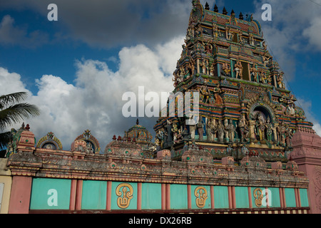 Tempio tamil in St Andre incontro. Hindou Temple du Colosse. Chemin de Champ sostenuti situazione 97440 Saint-André. Li Seuls visitent extérieurs du temple stesso, ainsi che cosa sono le vestigia d'onu Moulin à maïs sì trouvant dans l'enceinte du Temple. Sur le web: Temple du Colosse Hindou Foto Stock