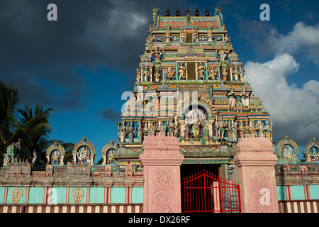 Tempio tamil in St Andre incontro. Hindou Temple du Colosse. Chemin de Champ sostenuti situazione 97440 Saint-André. Li Seuls visitent extérieurs du temple stesso, ainsi che cosa sono le vestigia d'onu Moulin à maïs sì trouvant dans l'enceinte du Temple. Sur le web: Temple du Colosse Hindou Foto Stock