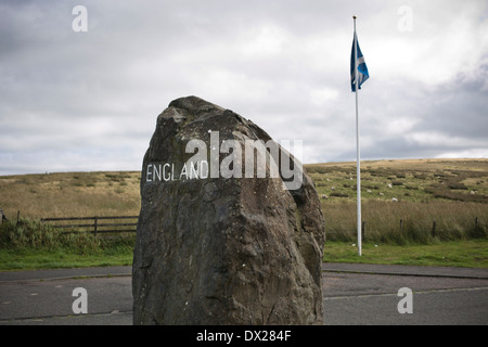 Una grande pietra con incisa la parola Inghilterra e una bandiera scozzese che segna il confine con la Scozia a Carter Bar, vicino a Jedburgh. Foto Stock