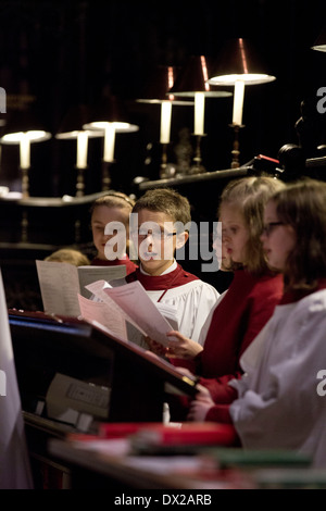 Membri della Cattedrale di Manchester coro di esercitarsi in Cattedrale di Manchester prima di dare una performance la sera stessa. Foto Stock