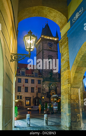 Vecchia Torre dell orologio, in Stare Mesto di notte il Sep 03, 2013 . La torre fu aggiunto nel 1354, in stile gotico. Praga Foto Stock