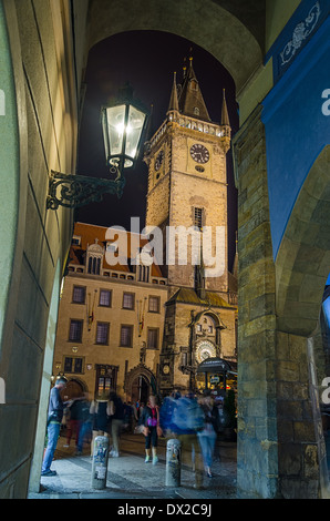 Vecchia Torre dell orologio, in Stare Mesto di notte il Sep 03, 2013 . La torre fu aggiunto nel 1354, in stile gotico della città di Praga, Repubblica Ceca Foto Stock