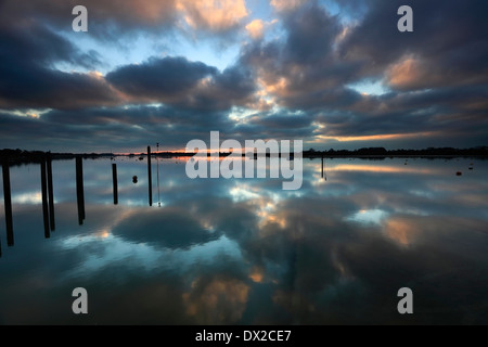 I colori del tramonto su Bosham barca porto, West Sussex County, England, Regno Unito Foto Stock