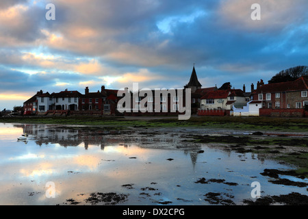 I colori del tramonto su Bosham village, West Sussex County, England, Regno Unito Foto Stock