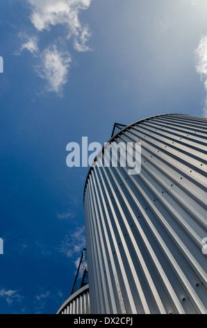 Industriali di grandi dimensioni in acciaio inox serbatoi di stoccaggio presso una fabbrica di birra Foto Stock