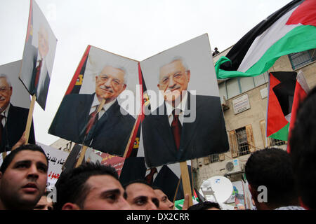 Ramallah, West Bank, Territorio palestinese. Il 17 marzo 2014. Palestinesi sostenitori di Fatah tenere le foto del Presidente Mahmoud Abbas durante un rally a sostegno di Abbas in Cisgiordania Ramallah Marzo 17, 2014. Con il pessimismo crescente oltre il futuro del Medio Oriente colloqui di pace, U.S. Il presidente Barack Obama incontrerà Abbas a Washington lunedì per tentare di rompere lo stallo. Foto di Abdalkarim MuseitefPacific Press/Alamy Live News Foto Stock