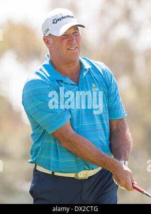 Newport Beach, California, Stati Uniti d'America. 16 Mar, 2014. Duffy Waldorf guarda il suo drive sul secondo foro durante il round finale del Toshiba Classic presso il Newport Beach Country Club il 16 marzo 2014 in Newport Beach, California. © Doug Gifford/ZUMAPRESS.com/Alamy Live News Foto Stock