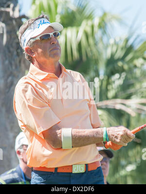 Newport Beach, California, Stati Uniti d'America. 16 Mar, 2014. Dana Quigley guarda il suo drive al diciassettesimo foro durante il round finale del Toshiba Classic presso il Newport Beach Country Club il 16 marzo 2014 in Newport Beach, California. © Doug Gifford/ZUMAPRESS.com/Alamy Live News Foto Stock