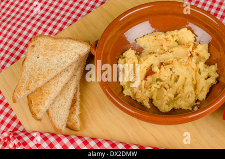Un recipiente di argilla con freschi fatti in casa hummus Foto Stock