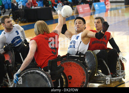 Richmond, Canada. 16 Mar, 2014. Ian Chan (seconda R) del team BC vies con Garrett Hickling del Team Ontario nella fase finale del 2014 Vancouver sedia a rotelle torneo di rugby in Richmond, BC, Canada, 16 marzo 2014. Team BC rivendicato una vittoria 56-53 sopra Team Ontario. Il torneo featured 11 migliori squadre da tutto il Canada e gli Stati Uniti, incluso oro e argento Olympic medalists. Credito: Sergei Bachlakov/Xinhua/Alamy Live News Foto Stock