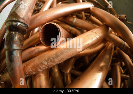 Massa di rame tubo idraulico scartato e ora rottami di metallo Foto Stock