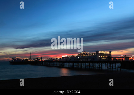 I colori del tramonto su Brighton Palace Pier, città di Brighton e Brighton & Hove, Sussex County, England, Regno Unito Foto Stock