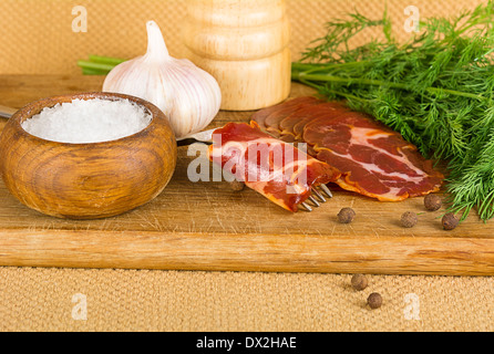 Semplice azienda agricola bacon, intrecciato su una forcella Foto Stock