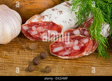 Fette di salame sul tagliere, area di messa a fuoco è aumentato da una piegatura di più foto Foto Stock