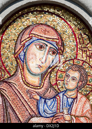 Vergine Maria tenendo il Cristo bambino. Mosaico al di fuori della Chiesa di Metekhi a Tbilisi, Georgia. Foto Stock