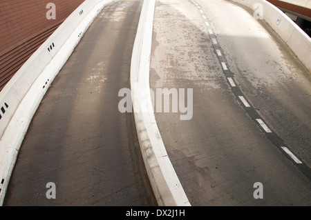 Calcestruzzo strada che conduce ad un parcheggio per auto sotterraneo Foto Stock