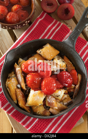 Kaiserschmarren. Shredded pancake dessert con composta di prugne Foto Stock