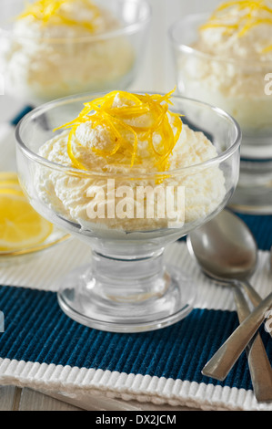 Syllabub di limone. Posset al limone. Vino tradizionale e la crema dessert Foto Stock