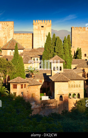 Vista del Islmaic Moresco Alhambra Palace comples e fortificazioni. Granada, Andalusia, Spagna. Foto Stock