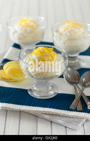 Syllabub di limone. Posset al limone. Vino tradizionale e la crema dessert Foto Stock