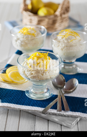 Syllabub di limone. Posset al limone. Vino tradizionale e la crema dessert Foto Stock