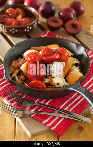 Kaiserschmarren. Shredded pancake dessert con composta di prugne Foto Stock