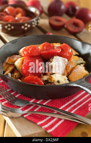 Kaiserschmarren. Shredded pancake dessert con composta di prugne Foto Stock