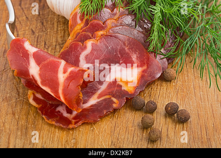 Semplice azienda agricola bacon, intrecciato su una forcella . Area di messa a fuoco è aumentato da una piegatura di più foto Foto Stock