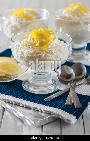 Syllabub di limone. Posset al limone. Vino tradizionale e la crema dessert Foto Stock