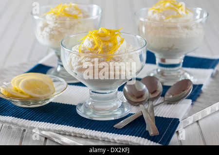 Syllabub di limone. Posset al limone. Vino tradizionale e la crema dessert Foto Stock