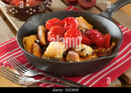 Kaiserschmarren. Shredded pancake dessert con composta di prugne Foto Stock