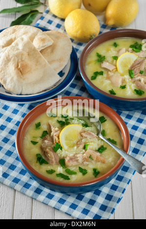 Zuppa avgolemono. Uovo e limone zuppa di pollo e riso. Foto Stock