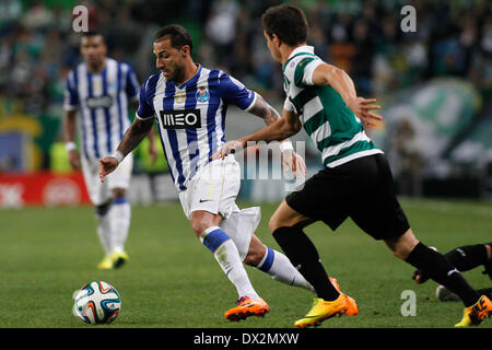 Marzo 16, 2014 - del FC Porto avanti portoghese Ricardo Quaresma in azione con Sporting del centrocampista portoghese Adrien Silva durante la Zon Sagres League Football Match Sporting CP vs FC Porto ad Alvalade Stadium di Lisbona. (Credito Immagine: © Filipe Amorim/NurPhoto/ZUMAPRESS.com) Foto Stock