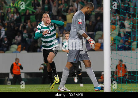 Marzo 16, 2014 - Sporting di avanzamento algerino Islam Slimani celebra i punteggi dopo un obiettivo durante la Zon Sagres League Football Match Sporting CP vs FC Porto ad Alvalade Stadium di Lisbona. (Credito Immagine: © Filipe Amorim/NurPhoto/ZUMAPRESS.com) Foto Stock