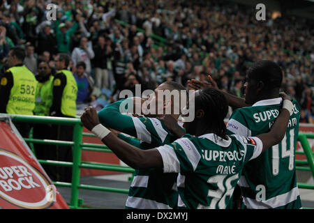 Marzo 16, 2014 - Sporting di avanzamento algerino Islam Slimani celebra con i suoi compagni di squadra dopo i punteggi di un obiettivo durante la Zon Sagres League Football Match Sporting CP vs FC Porto ad Alvalade Stadium di Lisbona. (Credito Immagine: © Filipe Amorim/NurPhoto/ZUMAPRESS.com) Foto Stock