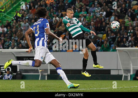 Marzo 16, 2014 - Sporting di avanzamento algerino Islam Slimani punteggi il solo obiettivo nel gioco durante la Zon Sagres League Football Match Sporting CP vs FC Porto ad Alvalade Stadium di Lisbona. (Credito Immagine: © Filipe Amorim/NurPhoto/ZUMAPRESS.com) Foto Stock