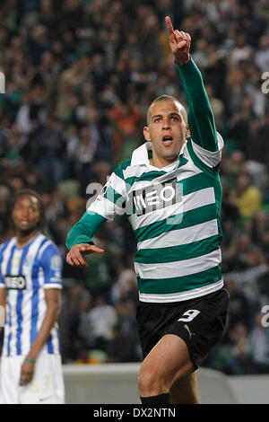 Marzo 16, 2014 - Sporting di avanzamento algerino Islam Slimani celebra i punteggi dopo un obiettivo durante la Zon Sagres League Football Match Sporting CP vs FC Porto ad Alvalade Stadium di Lisbona. (Credito Immagine: © Filipe Amorim/NurPhoto/ZUMAPRESS.com) Foto Stock