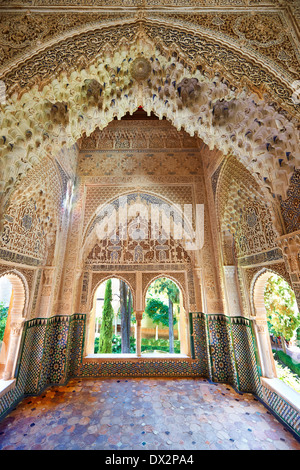 Arabesque stalattiti moresco o morcabe architettura di Palacios Nazaries, Alhambra. Granada, Andalusia, Spagna. Foto Stock