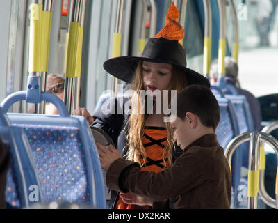 Gerusalemme, Israele. Xvii Mar, 2014. Una strega lascia la sua scopa dietro e cavalca il Jerusalem Light Rail sulla festa di Purim, uno del giudaismo è più colorato e feste popolari, per commemorare gli eventi descritti nel libro di Ester e particolarmente la prodigiosa salvezza degli ebrei in antica Persia. Credito: Nir Alon/Alamy Live News Foto Stock