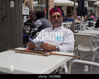 Gerusalemme, Israele. Xvii Mar, 2014. Un uomo vestito come un turco gode di un cafe' all'aperto sulla festa di Purim, uno del giudaismo è più colorato e feste popolari, per commemorare gli eventi descritti nel libro di Ester e particolarmente la prodigiosa salvezza degli ebrei in antica Persia. Credito: Nir Alon/Alamy Live News Foto Stock